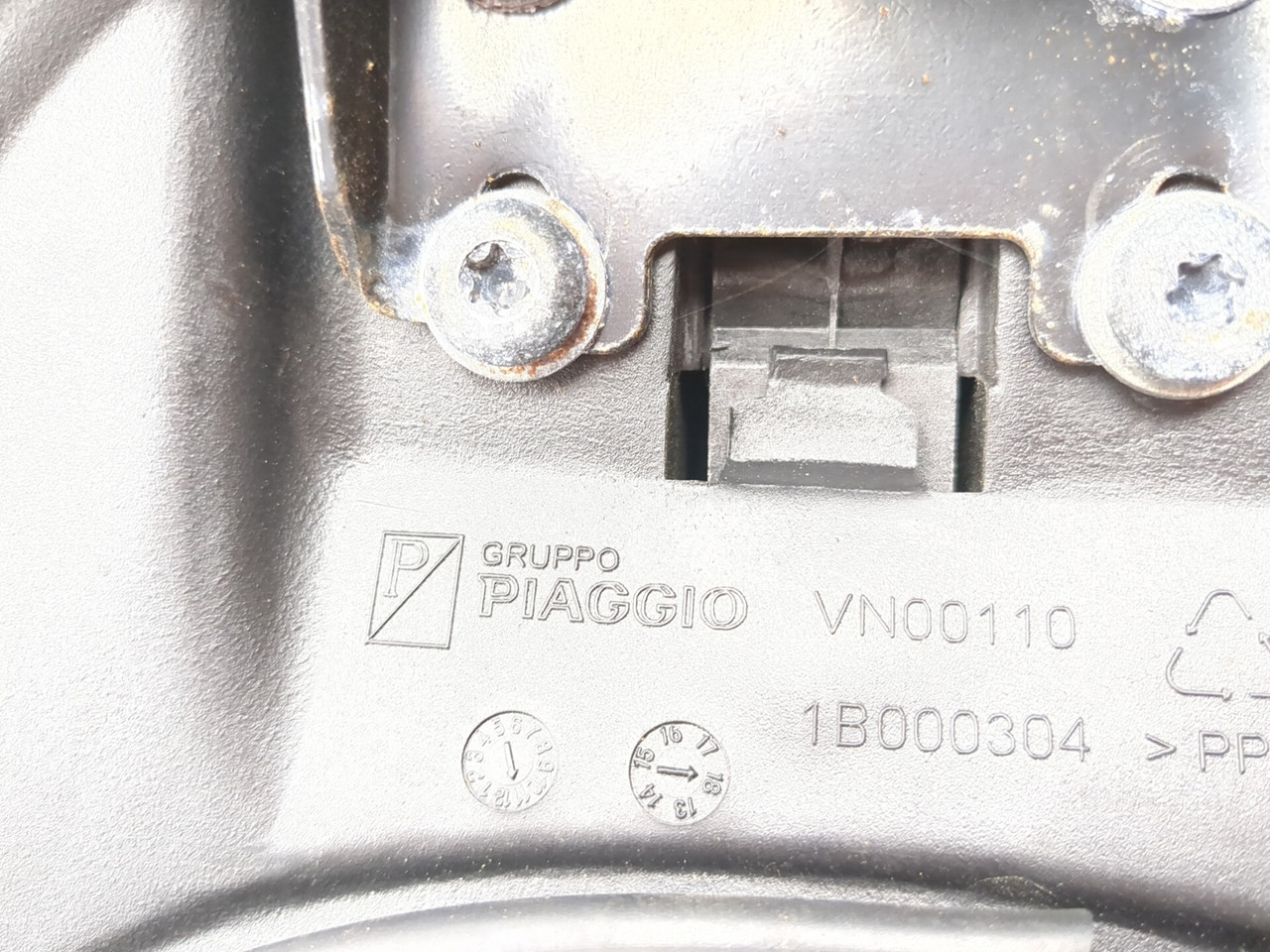 18-25 Vespa Sprint 50 Driver Passenger Seat 1B000304 - Sun Coast