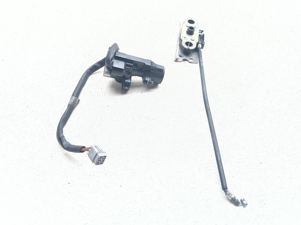 11-25 Suzuki GSXR 600 750 Ignition Seat Lock Set w/ No Key 37101