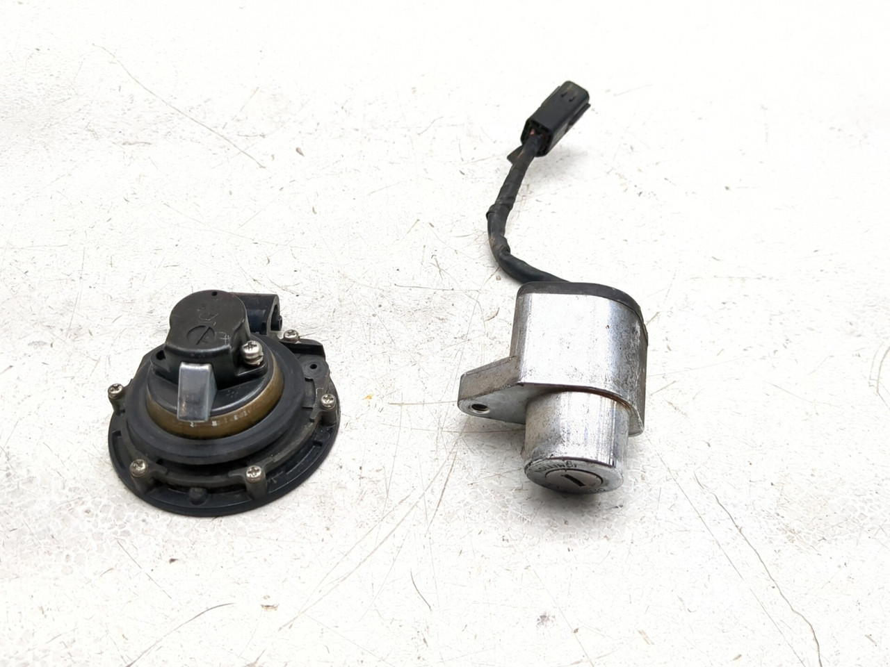 06-09 Victory Vegas 8 Ball Front Ignition Switch Gas Cap no Key