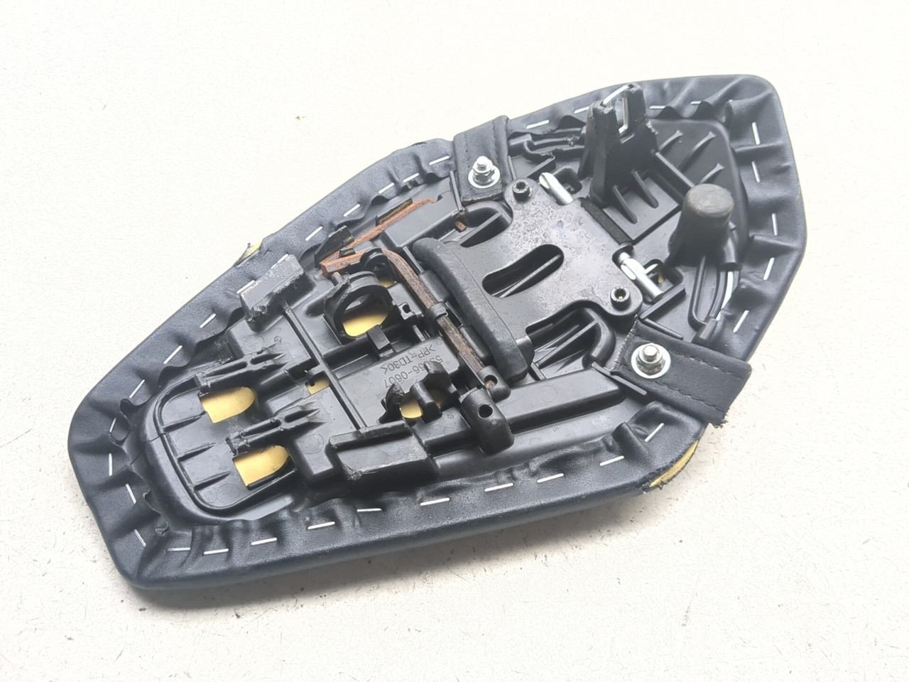 24-26 Kawasaki Ninja ZX-6R ZX600 Rear Passenger Seat 53066-0607