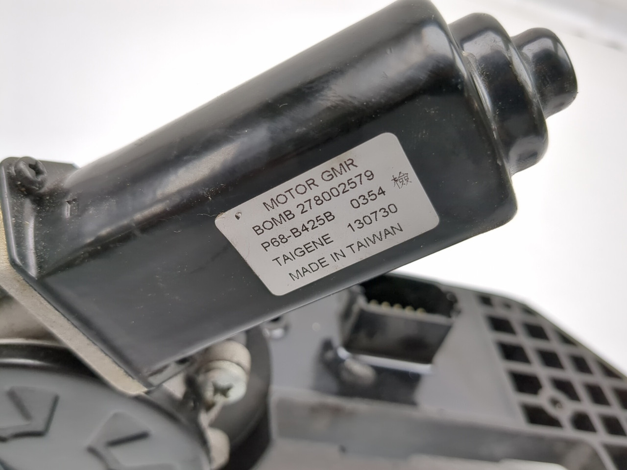 12-19 Can Am Spyder Roadster RT Front Windshield Motor Bracket