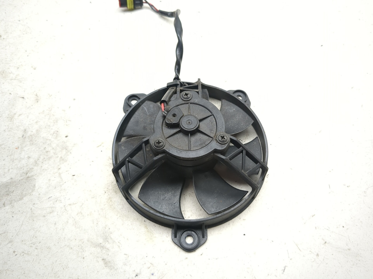 ファン 13-15 Ducati Hypermotard 821 Front Left Right Radiator Fan Set