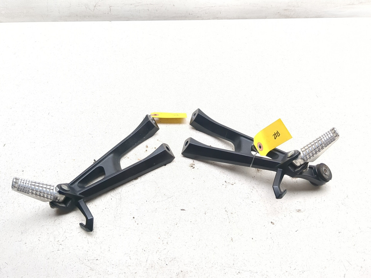 #66 専用 09-16 Suzuki GSXR 1000 Rear Left Right Passenger Foot Peg Set