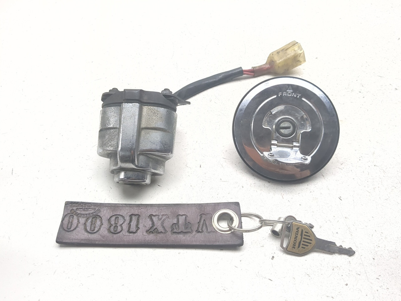Cページ　e40 02-04 Honda VTX1800 C Front Ignition Switch Fuel Cap with Key Set