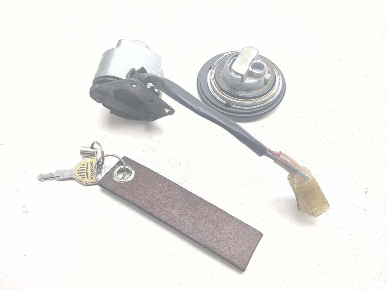 Cページ　e40 02-04 Honda VTX1800 C Front Ignition Switch Fuel Cap with Key Set