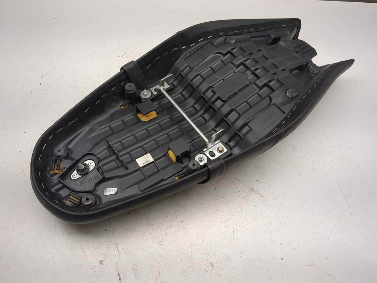 21-24 Triumph Street Twin Driver Passenger Seat T2310239 - Sun