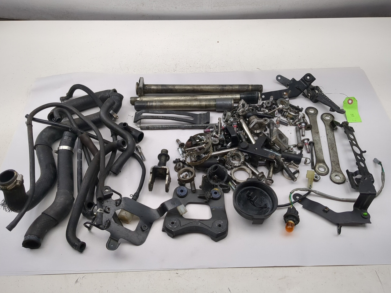 13-18 Kawasaki ZX 636 ZX6R Bolt Nut Screw Hose Axle Mount Bracket