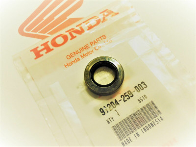 NEW NOS OEM HONDA OIL SEAL CA72 CA77 CB72 CB77 CL72 CL77 91205-259-000