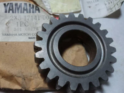 1979 YAMAHA YZ400 YZ 400 TRANSMISSION GEAR 4TH PINION NOS OEM # 2X5-17141-00