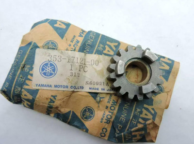 YAMAHA NEW OEM 2ND PINION GEAR 353-17121-00