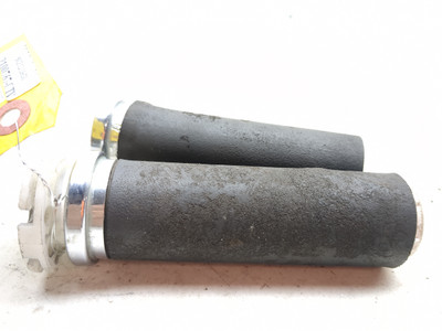 05-19 Suzuki LS650 Boulevard S40 Throttle Tube And Grips