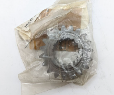 2001-2005 YAMAHA FZ1 OEM 2nd Pinion Gear 19T 5JJ-17121-00