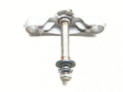 04-10 Kawasaki Vulcan 2000 VN2000 Front Lower Triple Tree Stem Clamp 44037-0021