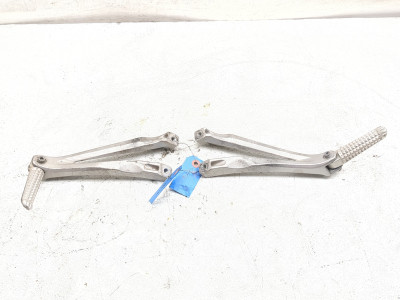04-06 Yamaha YZF R1 YZF-R1 Rear Passenger Foot Peg Set 5VY-2741L-00-00