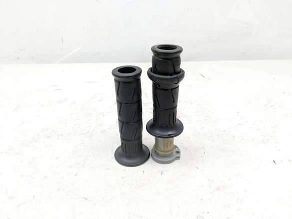 16 Kawasaki KLZ 1000 Versys Throttle Tube And Grips 16 Kawasaki KLZ 1000 Versys Throttle Tube And Grips