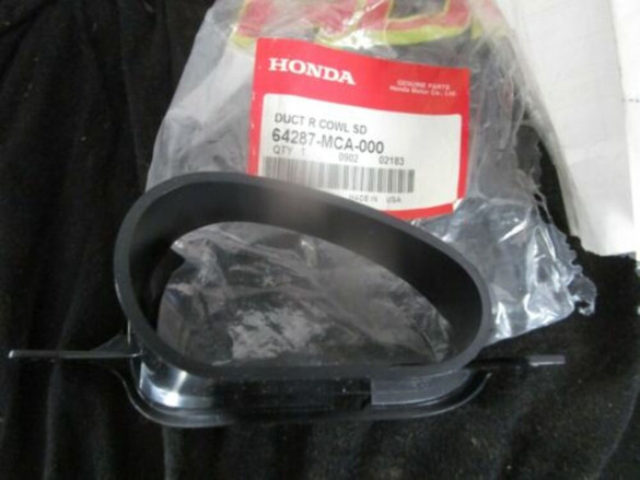 K 2007 HONDA GL1800 GOLD WING RIGHT COWL DUCT 64287-MCA-000 - Sun
