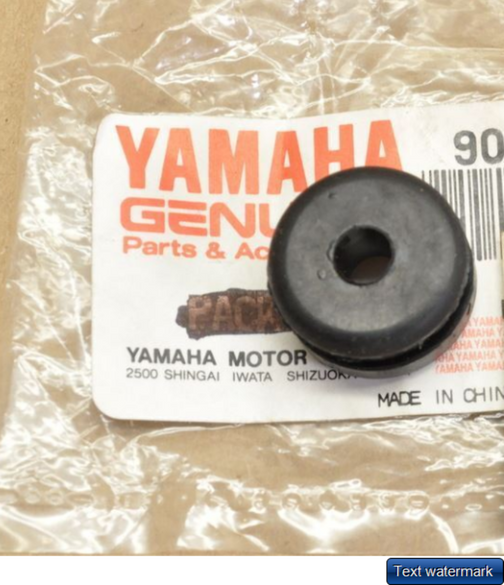 YAMAHA 90480-12053 Rubber Grommet Mount Side Cover Fender Warrior RD350LC