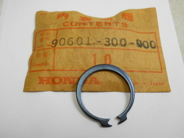 NOS Honda Transmission Circlip (25mm) ATC TRX CB GL VF CX VT 90601-300-000