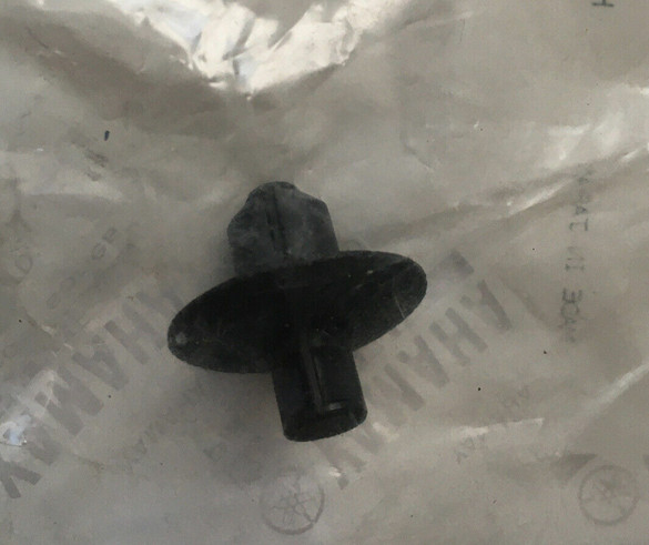 Yamaha OEM Rivet 90269-07077 QTY6