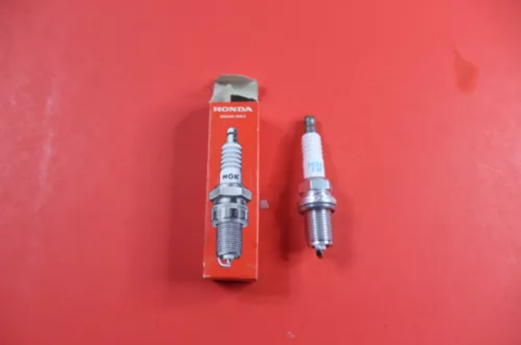 NOS OEM NGK HONDA SPARK PLUG #98079-5517U