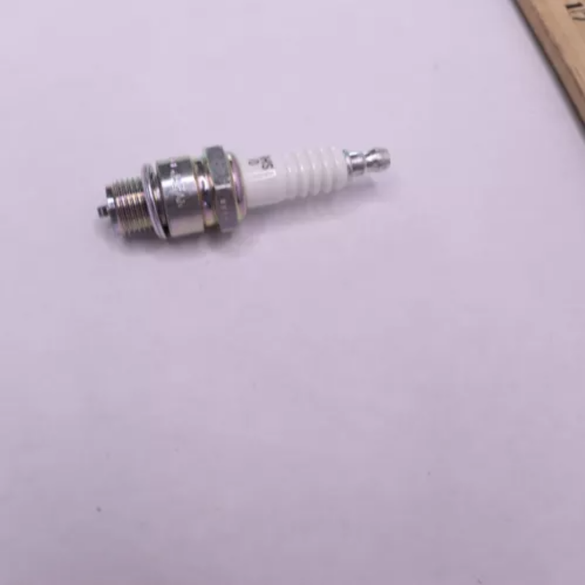 NEW NGK B8HS-10, 5126 SPARK PLUG QTY 2
