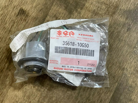 OEM Suzuki RH Turn Signal Socket | 2005+ AN650 GSX-R 600 750 1000 |35618-10G50