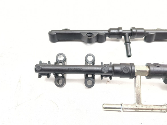 21-24 Kawasaki ZX10R Ninja ZX 10 Fuel Injector Rail Set 49033-0564