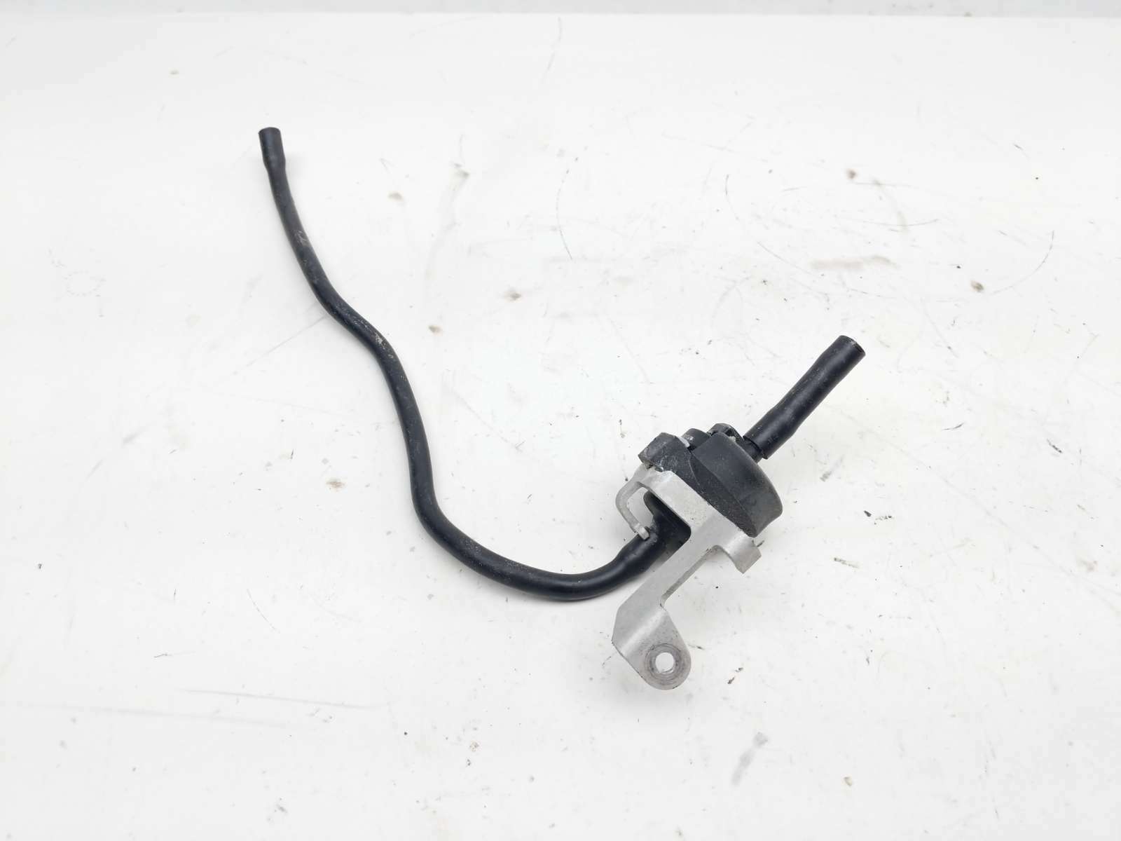 19 BMW S1000XR 1000 XR Gas Fuel Breather Valve Sensor 7708954-01