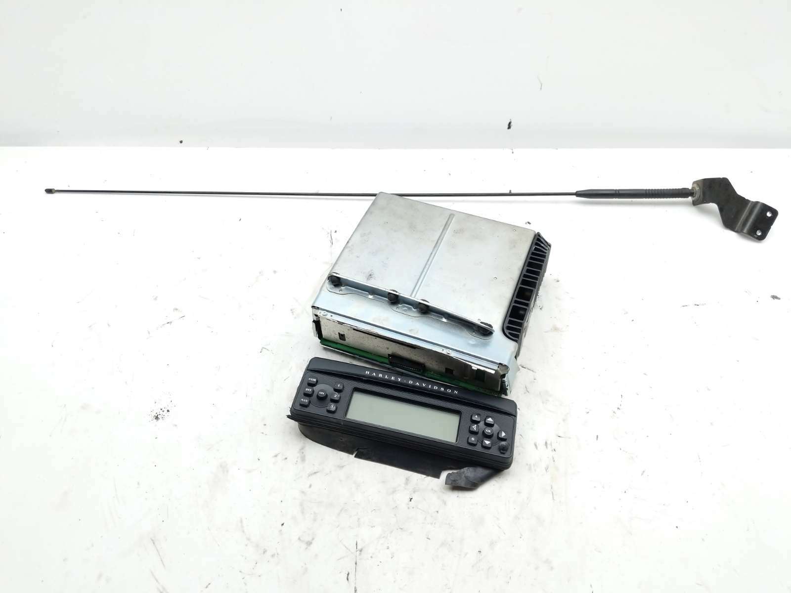 09 Harley Davidson Street Glide Radio and Antenna - Sun