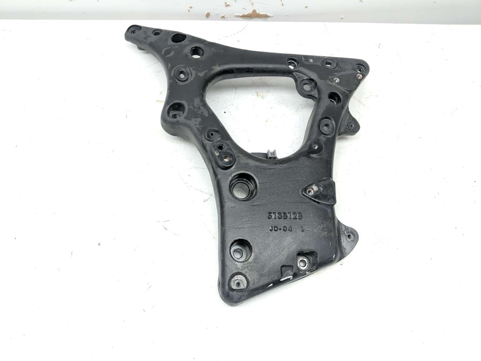 17 Indian Chieftain Limited Left Side Frame Support Mount Bracket 5138128