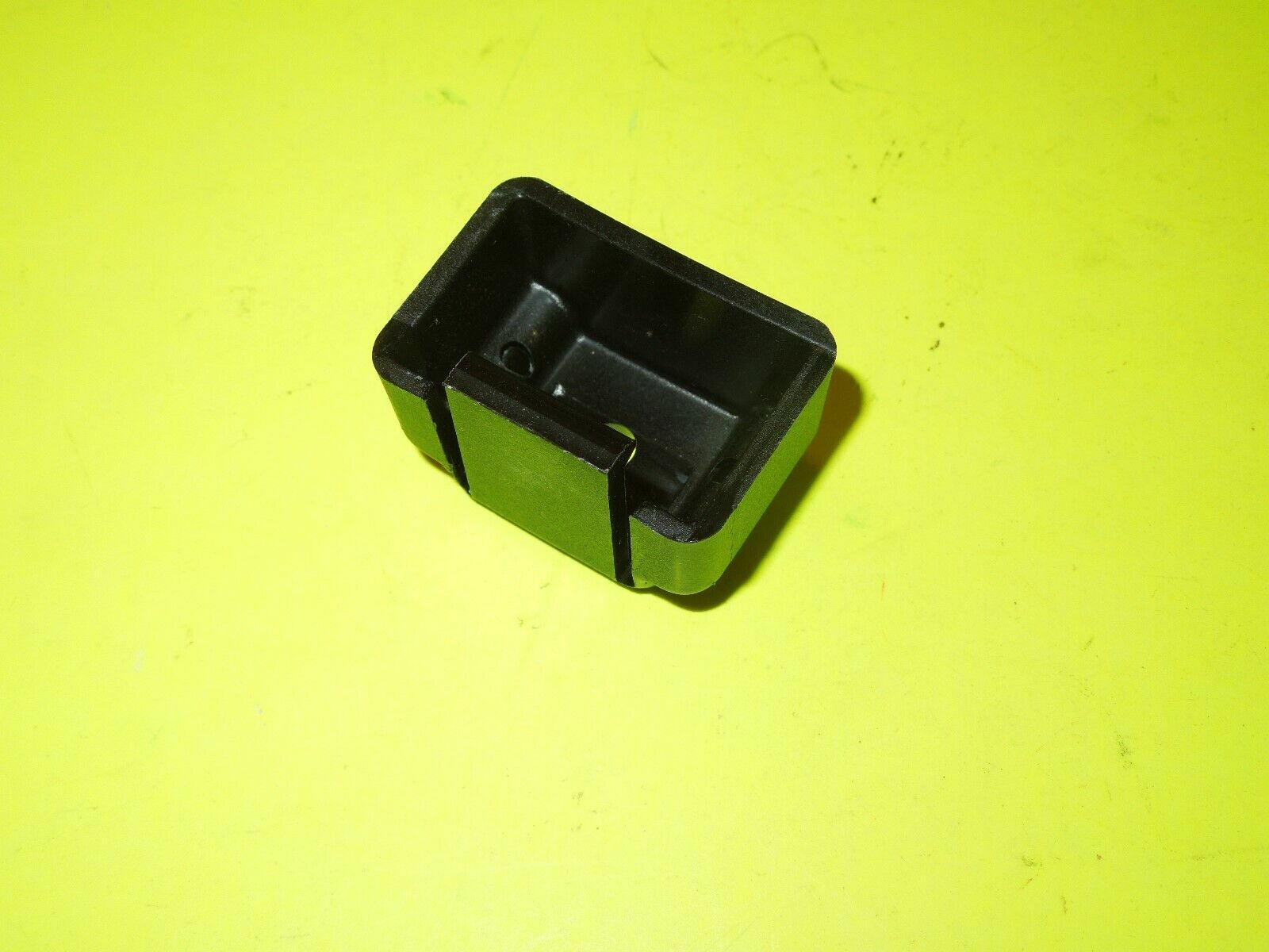1 NOS OEM Harley Davidson Circuit Breaker Clip P/N 9989A