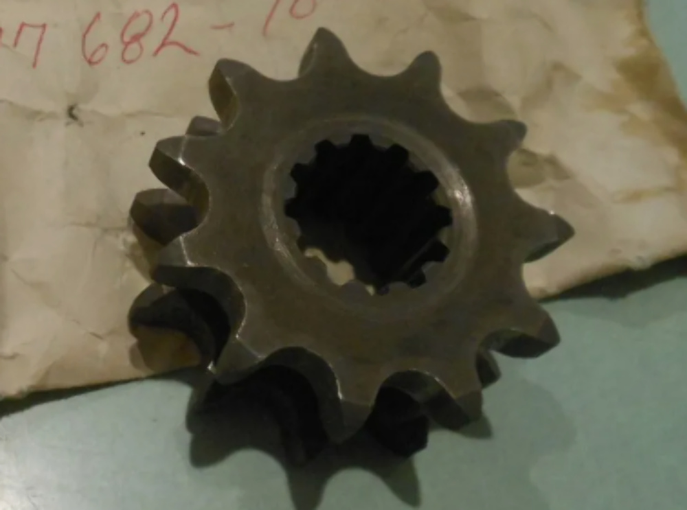 NOS OEM Yamaha FR250F ET300 +++ Sprocket Drive 11 Teeth # 812-17682-10-00