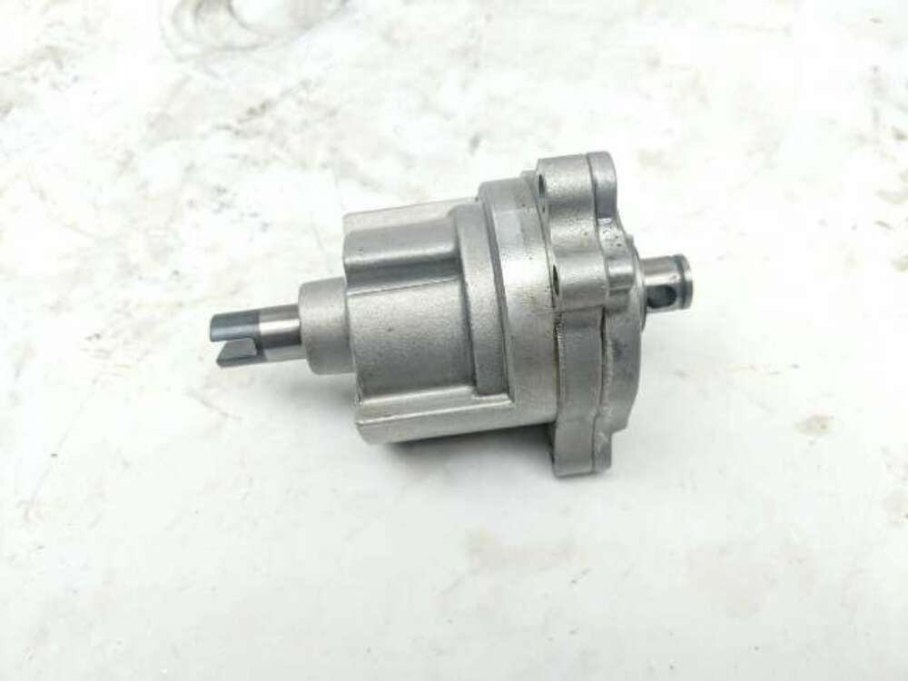 04 Suzuki VL 800 Intruder Engine Motor Oil Pump