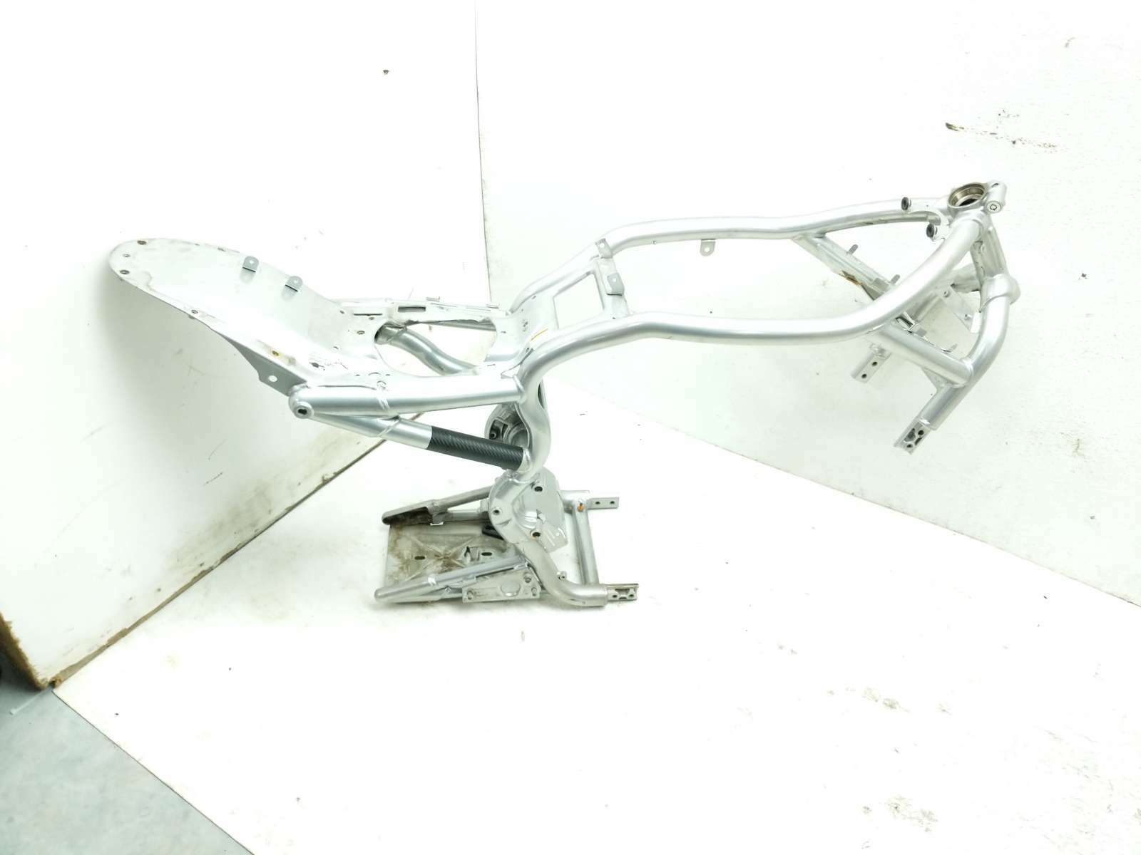 06 Harley Davidson VROD VRSCA Main Frame STRAIGHT CLN