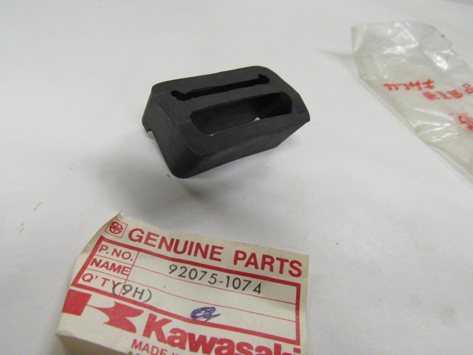 NOS OEM KAWASAKI DAMPER RUBBER REAR TANK 1980-82 KE175 92075-1074