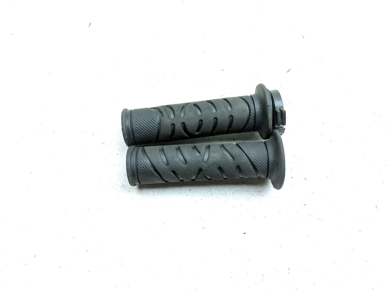 13 Yamaha YZF R1 Throttle Tube And Grips Set