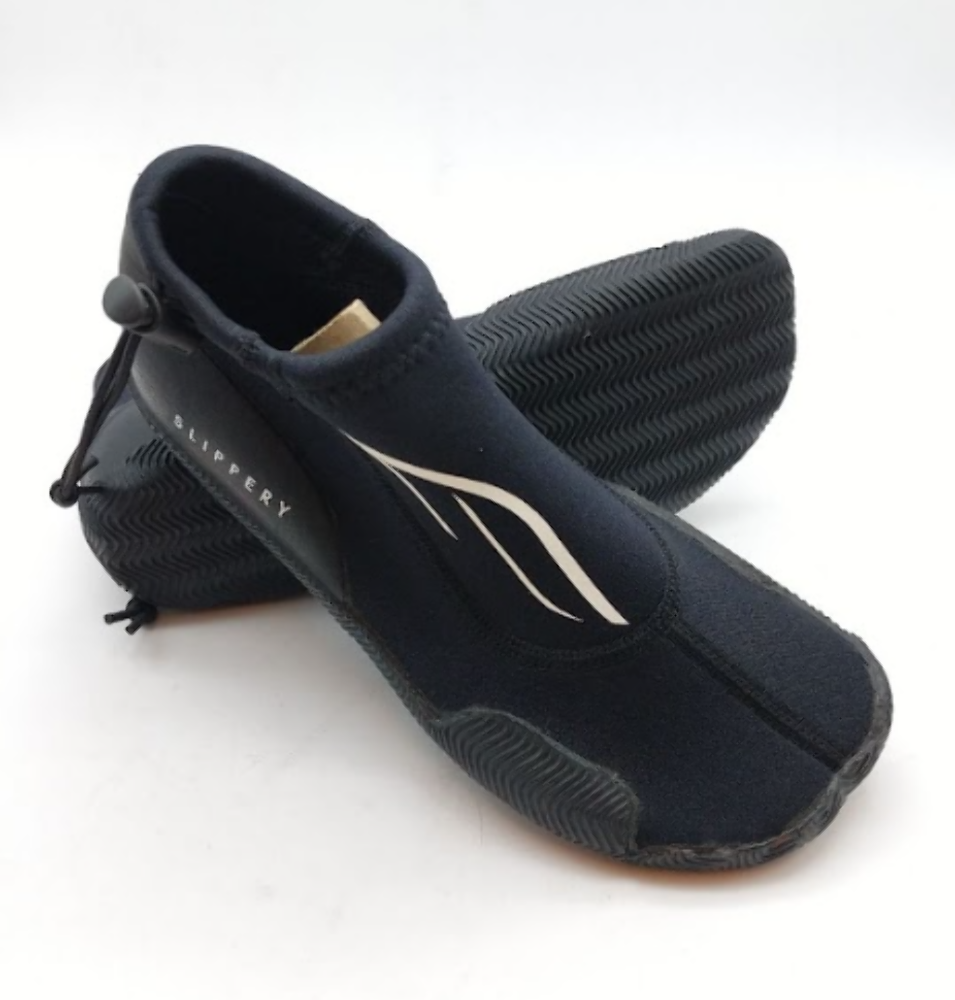 SLIPPERY AMP WATER SHOES SIZE SMALL 3261-0165