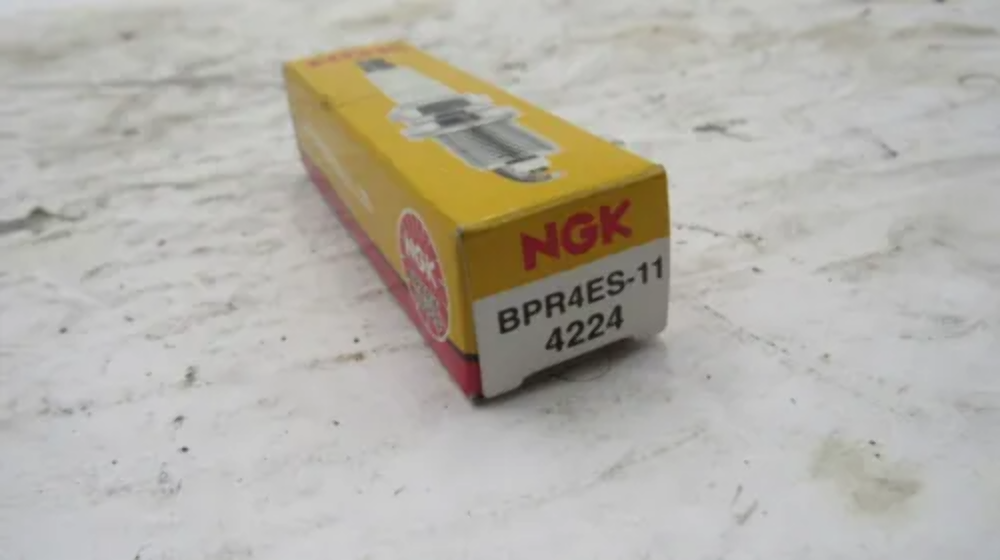 NEW NGK BPR4ES-11 #4224 Spark Plug QTY2