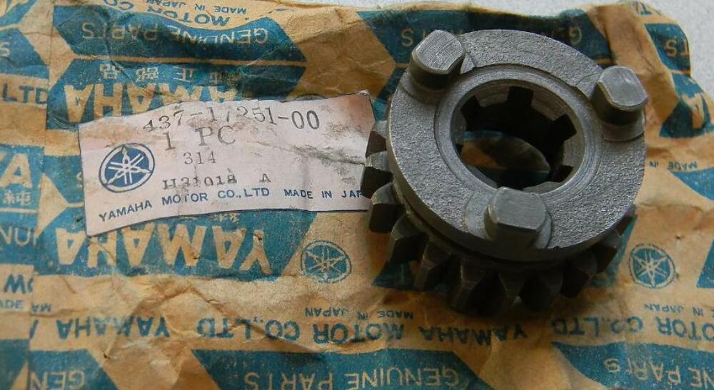 YAMAHA NOS OEM 5TH PINION GEAR 437-17251-00