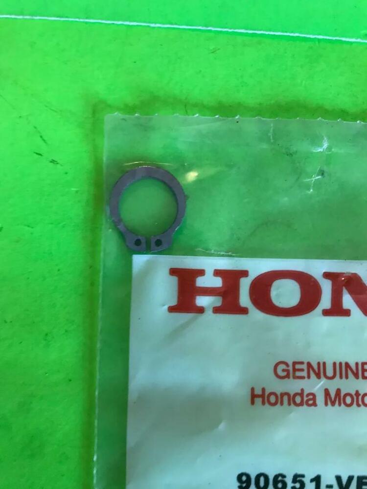 GENUINE Honda NOS 90651-VE2-800 HONDA HRM215 HRB216 R WHL CIRCLIPS QTY2