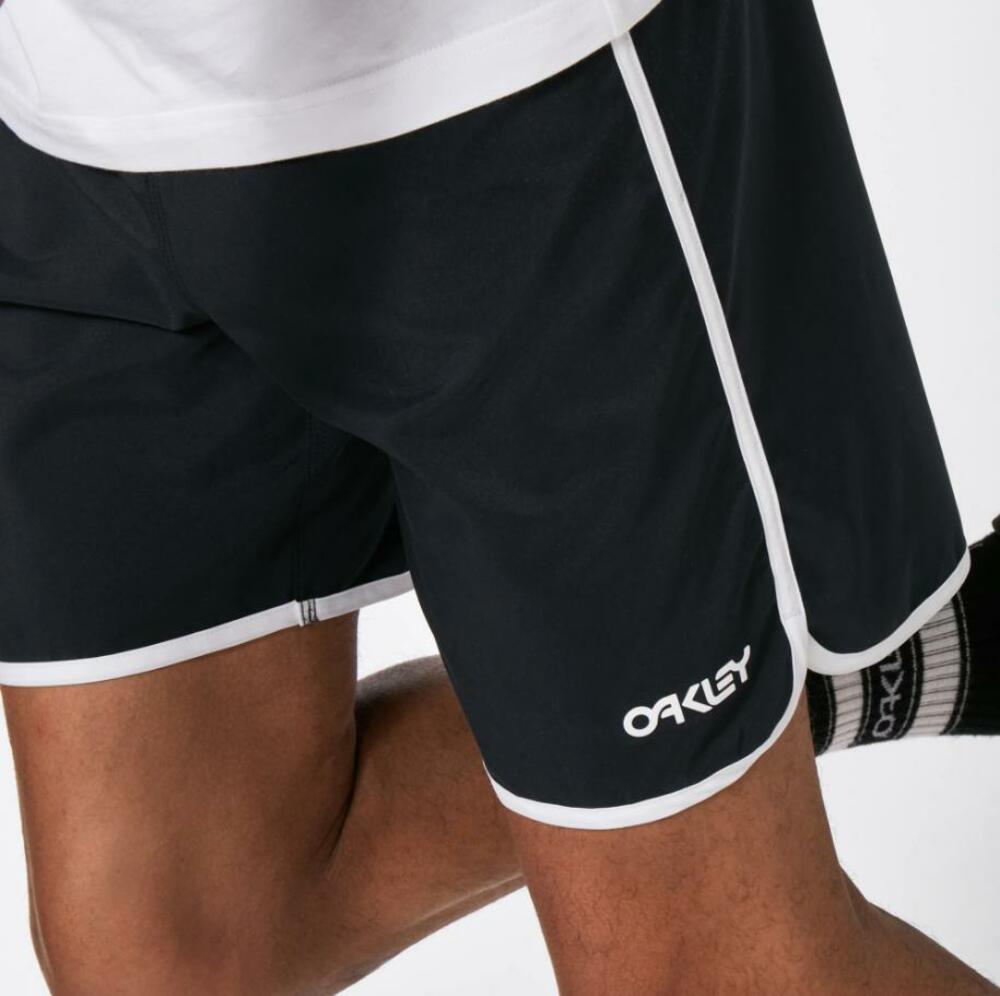 Solid Crest 19 Boardshort (Black) Oakley Standard Issue FOA401811-02E-33 Size 33
