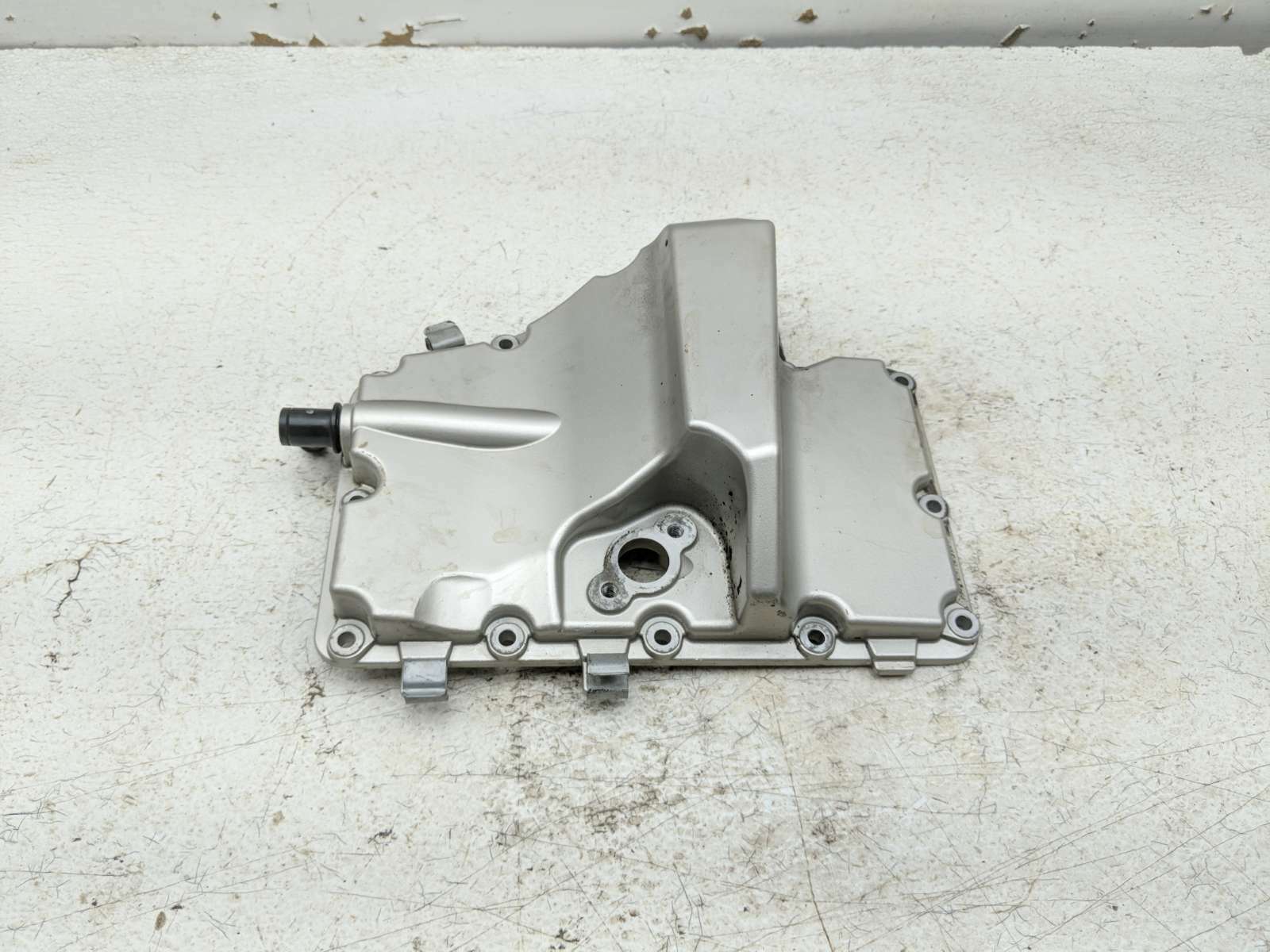 11-15 BMW K1600 GTL Engine Motor Oil Pan Reservoir Top Lid 7716428