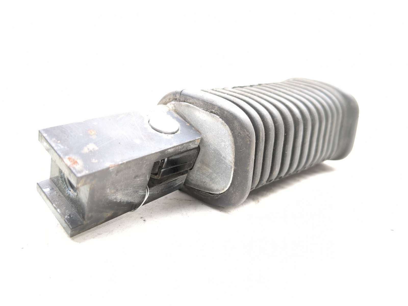 05-19 Suzuki LS650 Boulevard S40 Rear Right Passenger Foot Peg