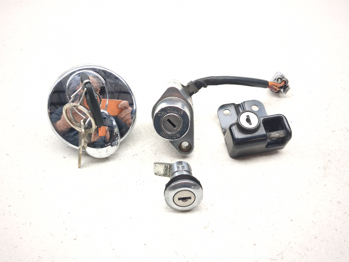 08 09 Suzuki C109R VLR1800 Lock Set Ignition Switch Helmet Cap And Key