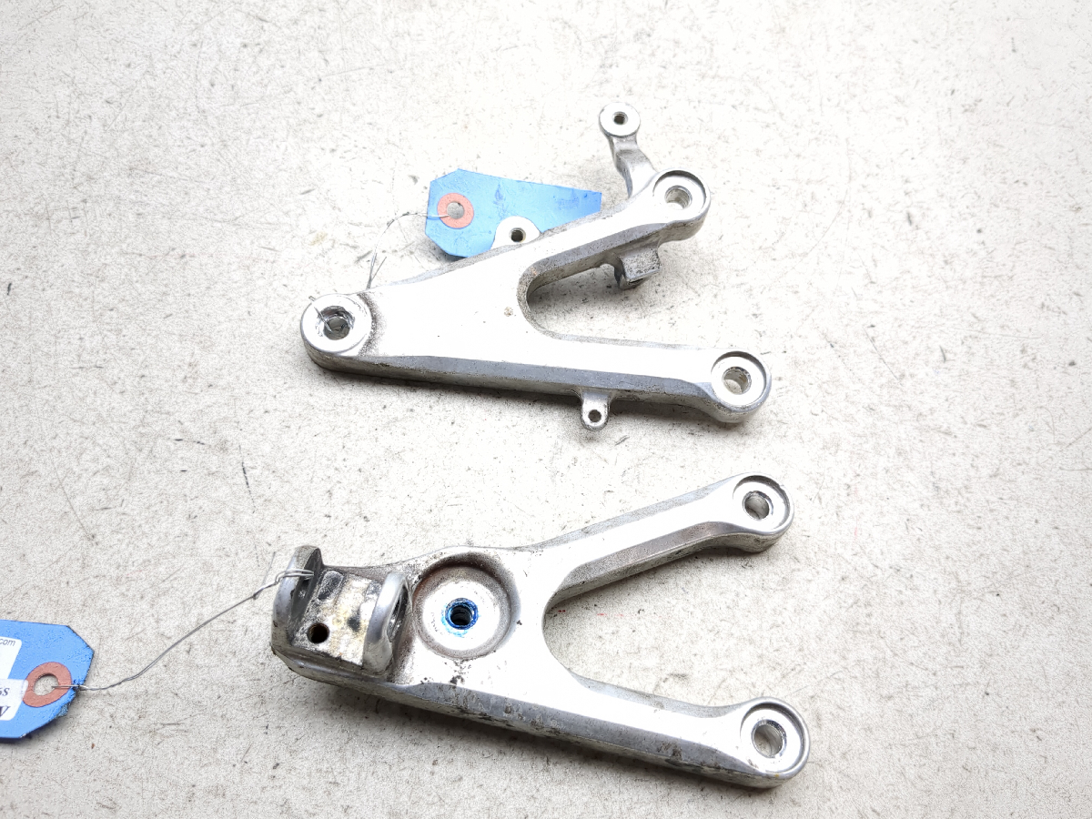 03-05 Yamaha YZF R6 Front Footrest Mount Bracket Holder 5SL-3 5SL-2