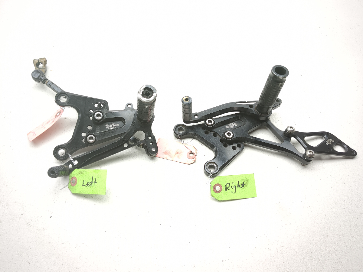 05 06 Kawasaki ZX6 ZX 636 VOODOO Left Right Front Driver Foot Pegs W/ Brackets