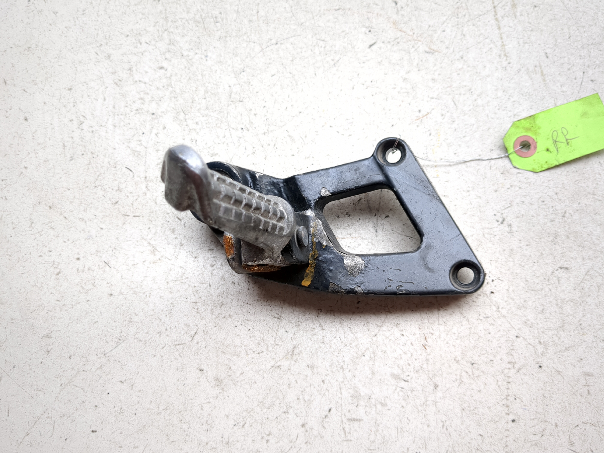 03 04 Kawasaki ZZR 600 Rear Right Passenger Foot Peg