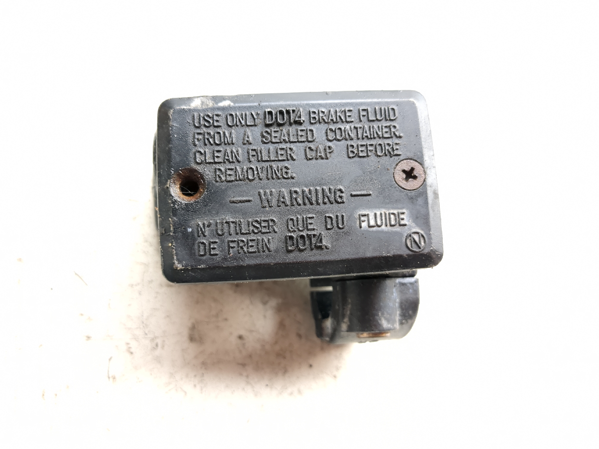 03 04 Kawasaki ZZR Right Front Brake Master Cylinder