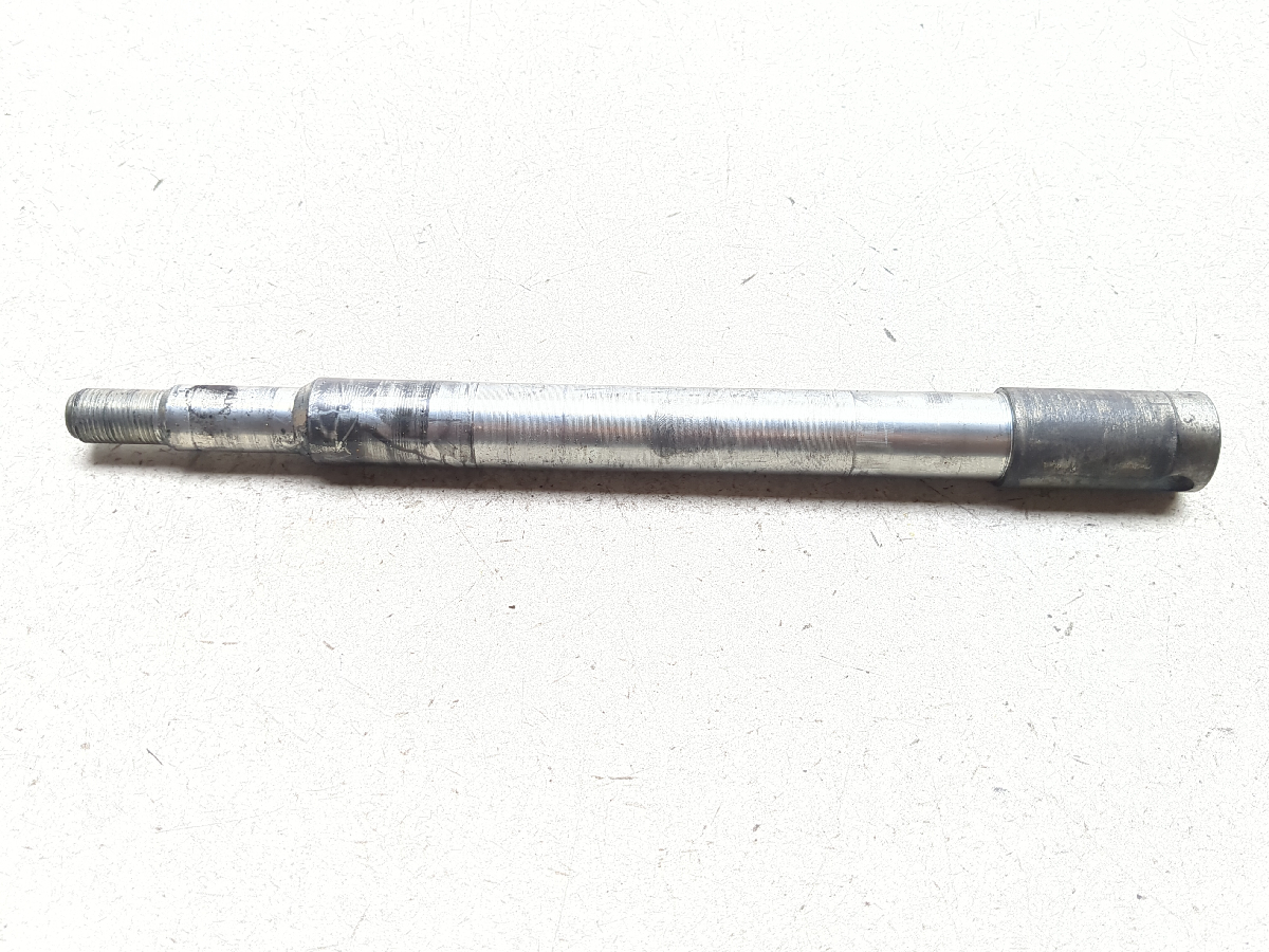 07-11 Harley FLSTC Heritage Softail Classic Front Wheel Axle