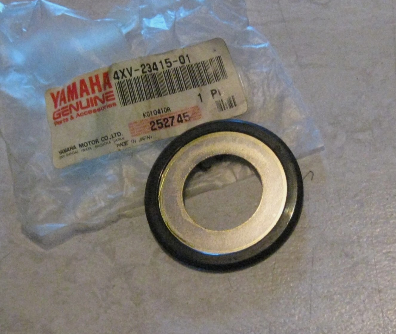 YAMAHA YZF-R6/YZF-R1 STEERING STEM BALL RACE COVER/SEAL NOS 4XV-23415-00